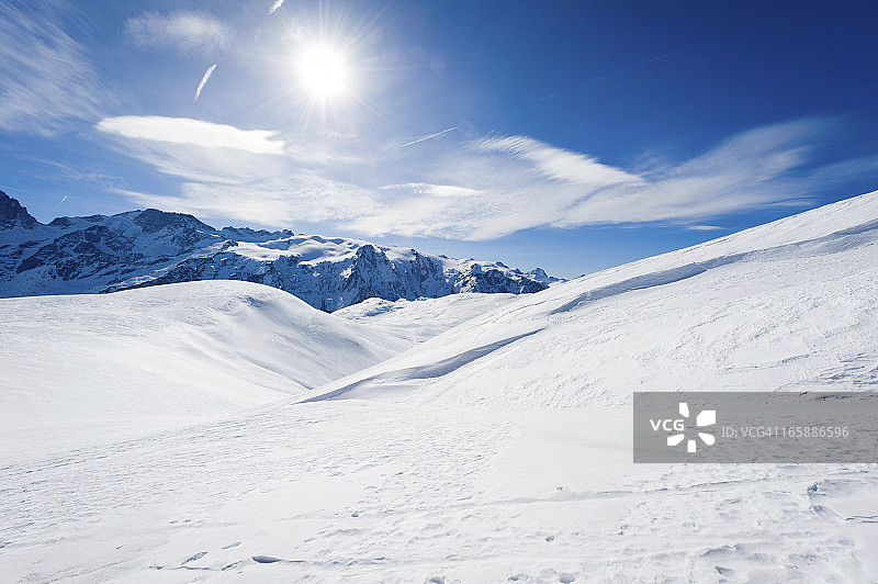 阳光下的高山景观图片素材