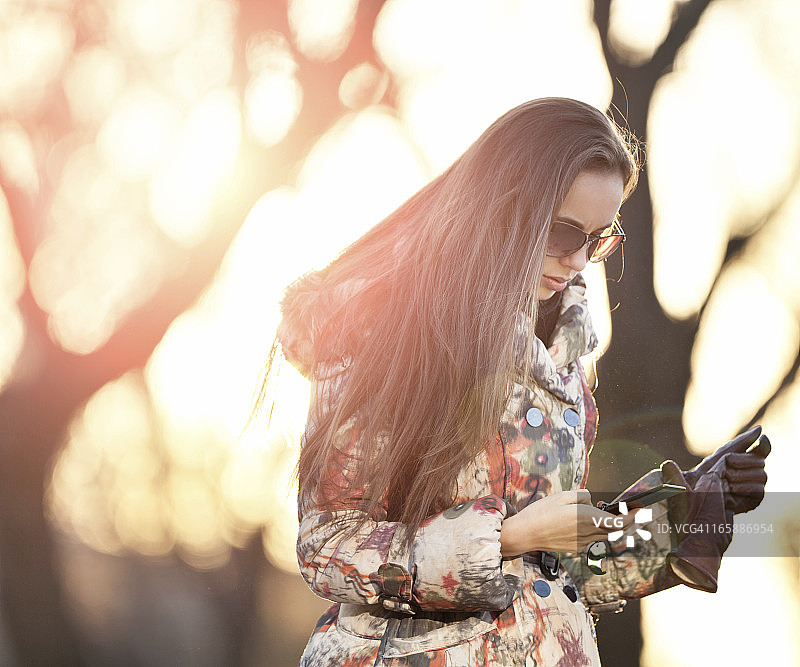 一个年轻漂亮的女人的肖像图片素材