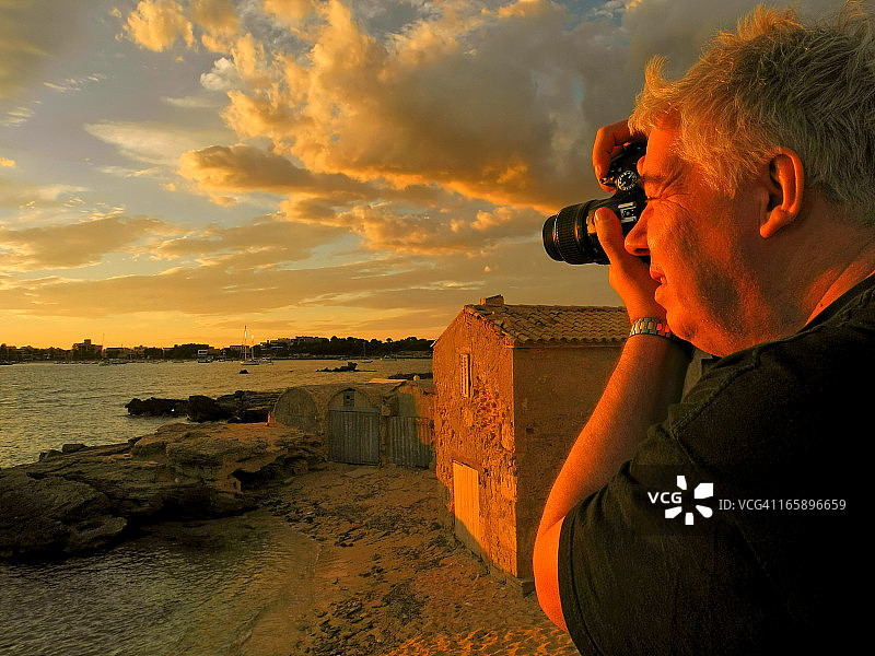 摄影师在马略卡岛拍摄日落图片素材