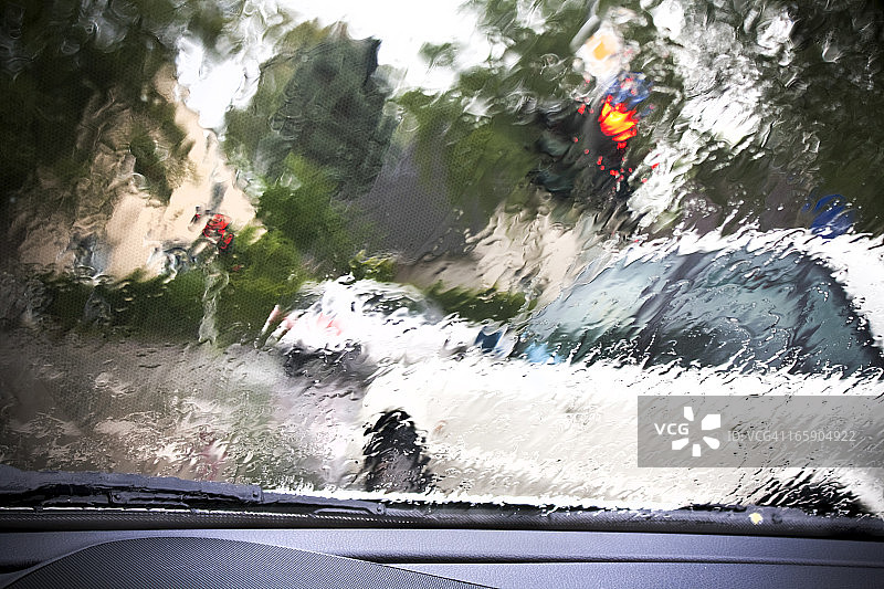 雨天车窗外的交通图片素材