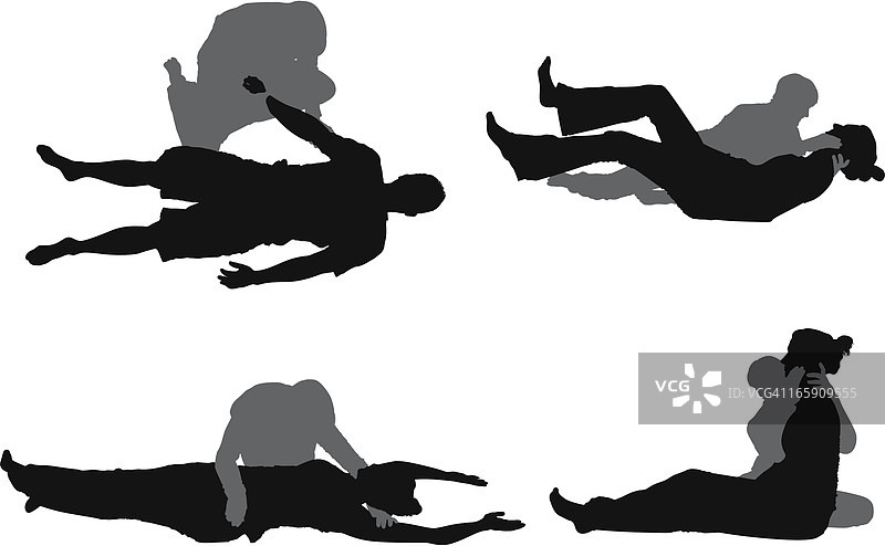 人们在教练的帮助下练习瑜伽图片素材