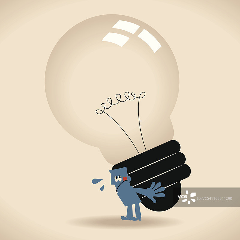 男人扛着一个沉重的灯泡图片素材