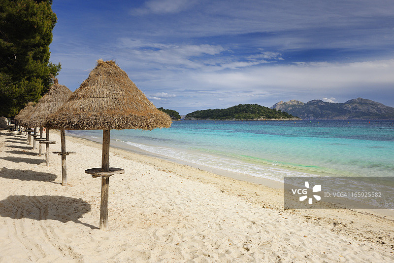 卡拉皮德拉波萨达的草编沙滩伞图片素材