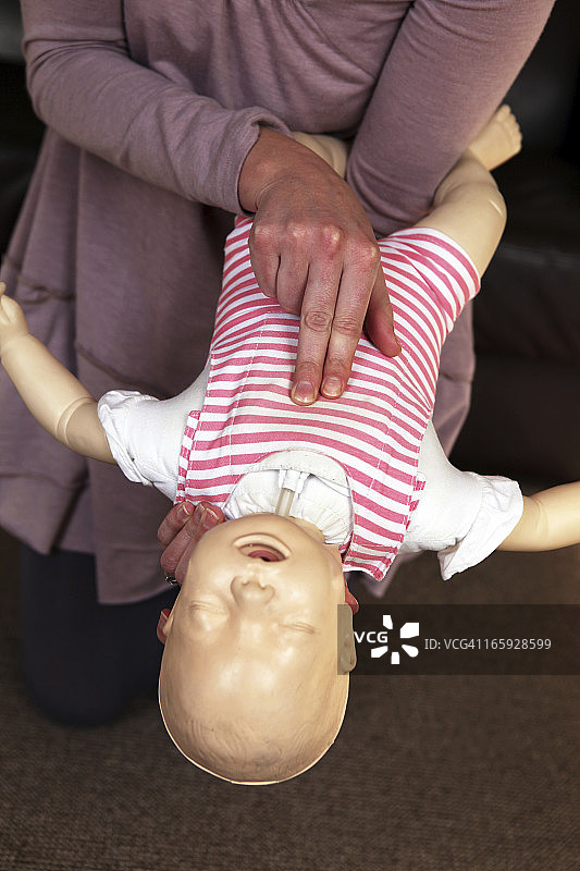 婴儿防窒息训练图片素材