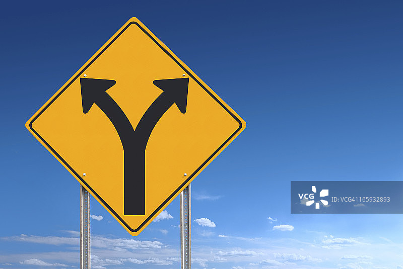蓝色天空下的选择或分歧路标图片素材