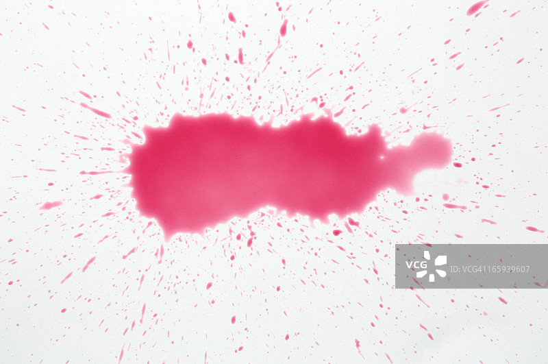 白色平面上的红酒滴图片素材