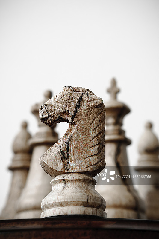 木质国际象棋马和棋子图片素材