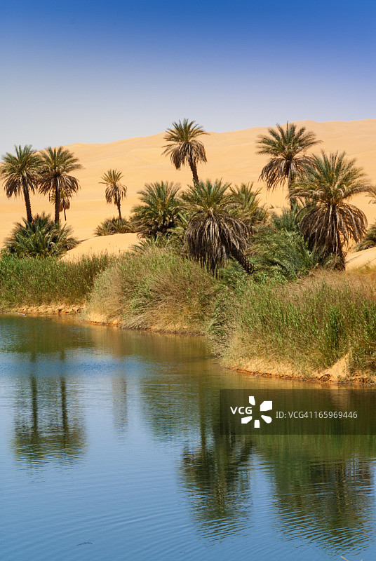 利比亚撒哈拉曼达拉的乌姆埃尔马盐湖图片素材