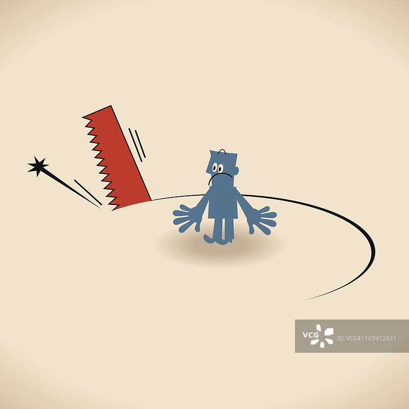 男子站在锯切的洞口上图片素材