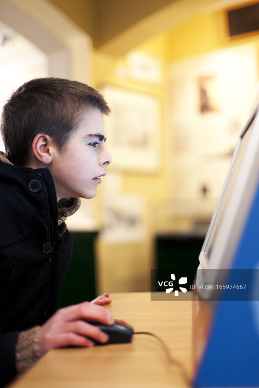 在博物馆使用互动显示器的青少年图片素材