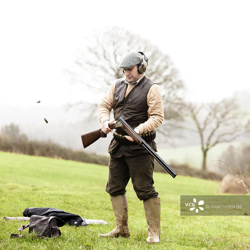 重新装填猎枪图片素材