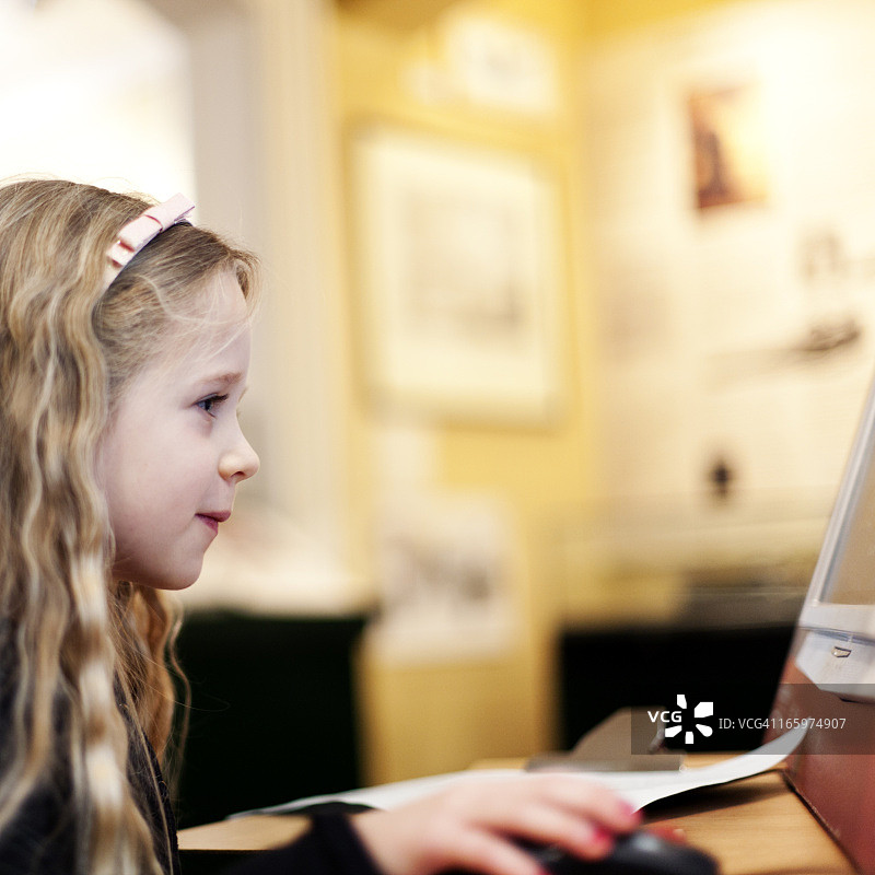 年轻女孩使用互动显示屏图片素材