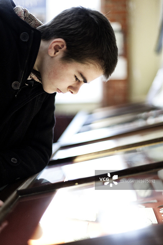 年轻男子看着展示柜图片素材