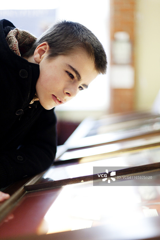 在博物馆陈列柜中观看展品图片素材