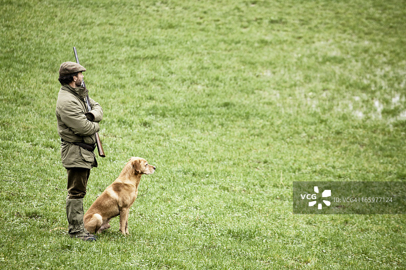 守猎人与他的狗图片素材