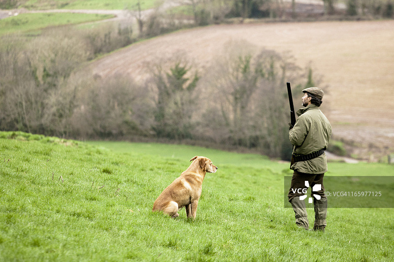 守猎人与猎犬图片素材