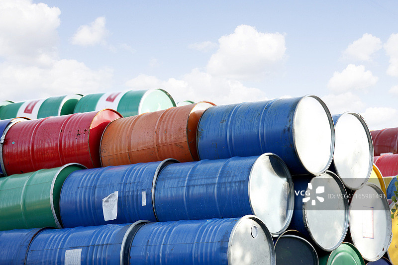 天空背景下的彩色堆叠桶图片素材