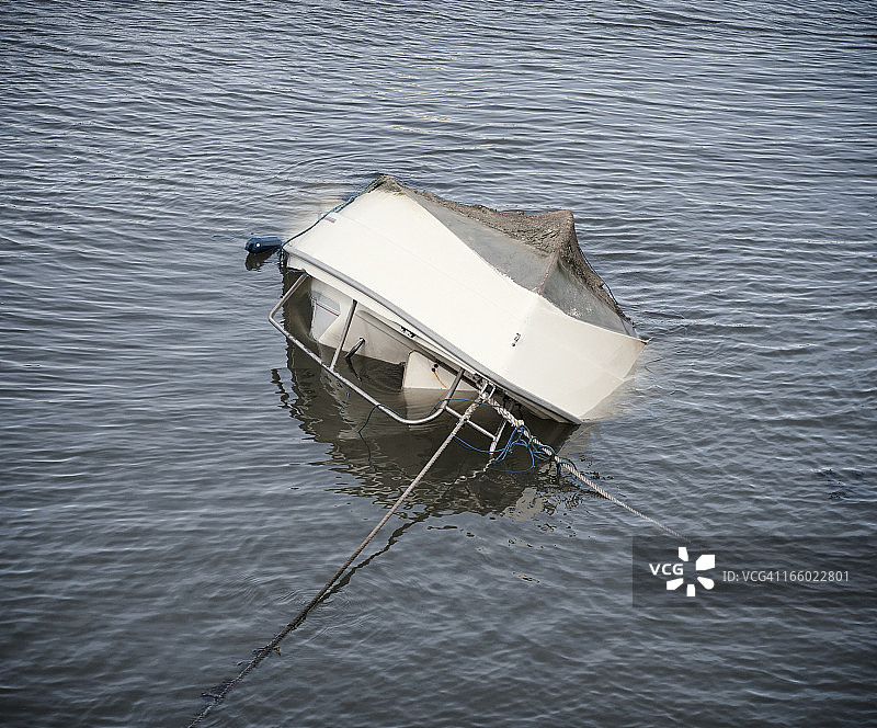 倾覆的船图片素材