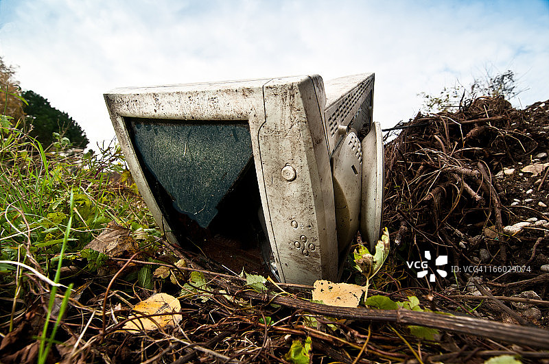 废弃的电脑显示器特写图片素材