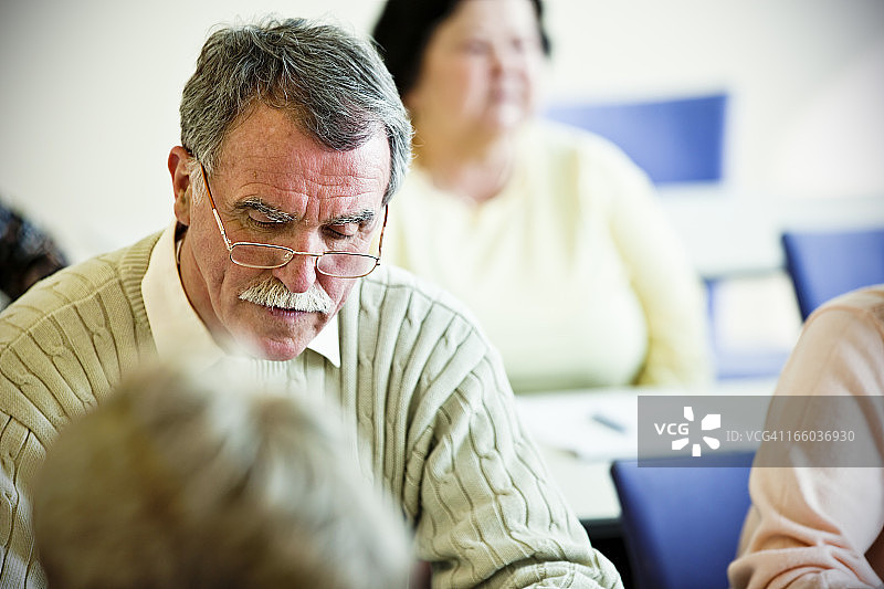 一群老年人参加商务研讨会图片素材
