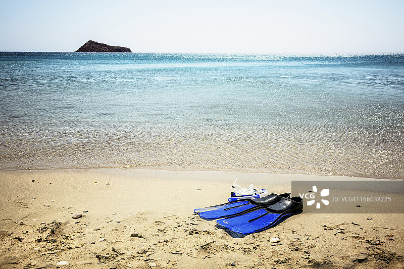 沙滩上的潜水面罩和脚蹼图片素材