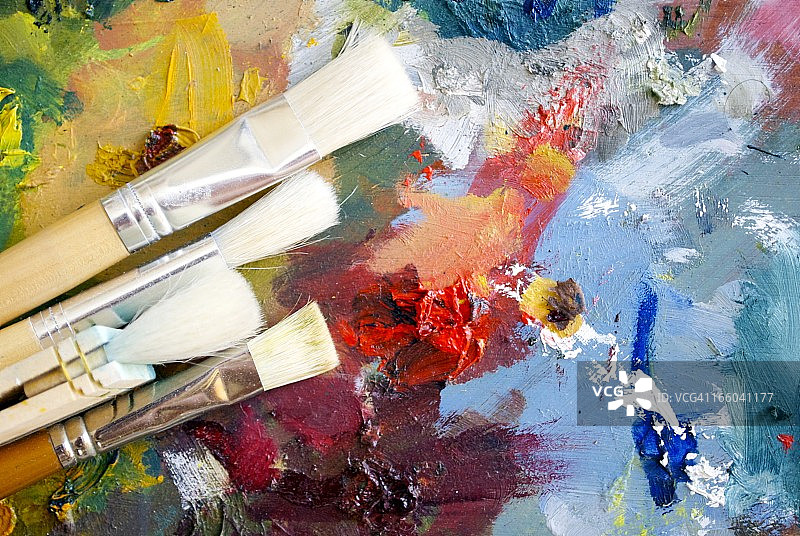 颜料调色板和画笔背景图片素材