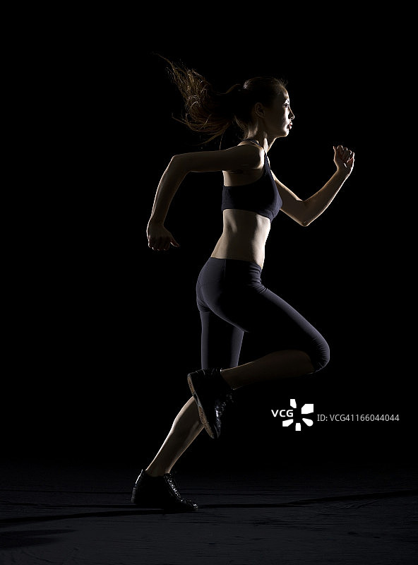 跑步的女人剪影图片素材