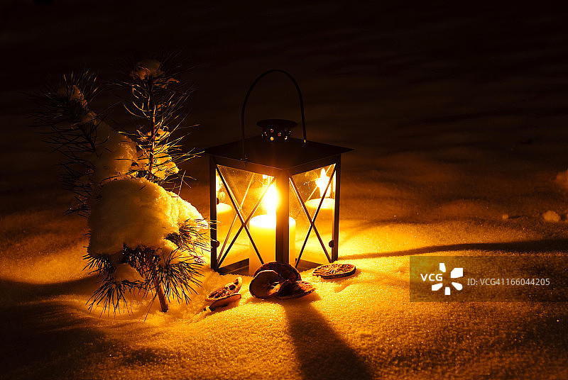 雪地里的灯笼图片素材
