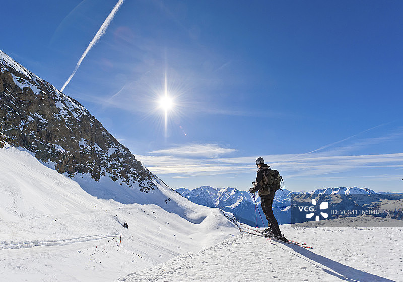 滑雪者与壮观的山景图片素材