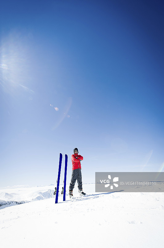 滑雪者与壮观的山景图片素材