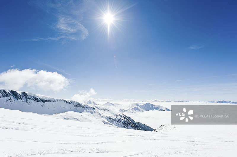 阳光下的高山景观图片素材