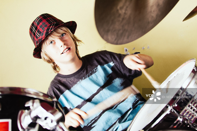 打鼓的小孩图片素材