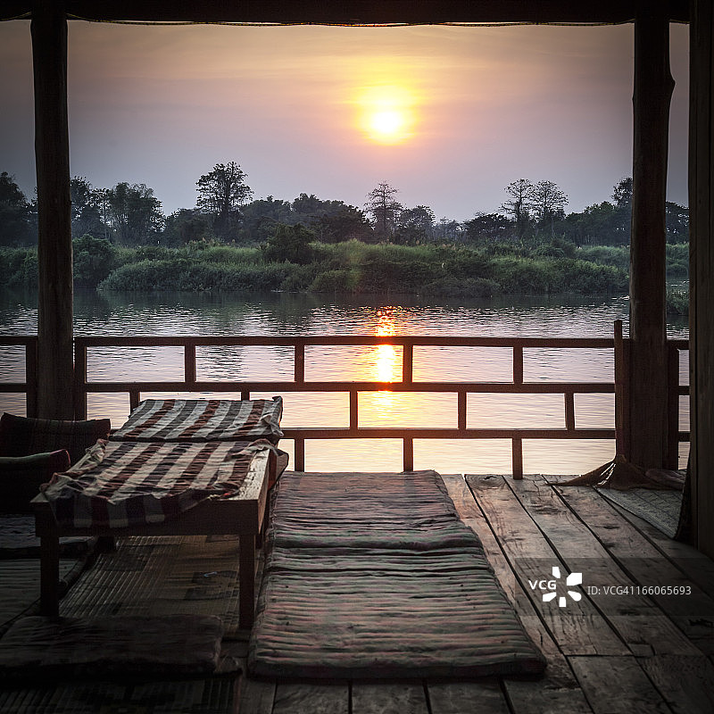 唐 deter 日出图片素材