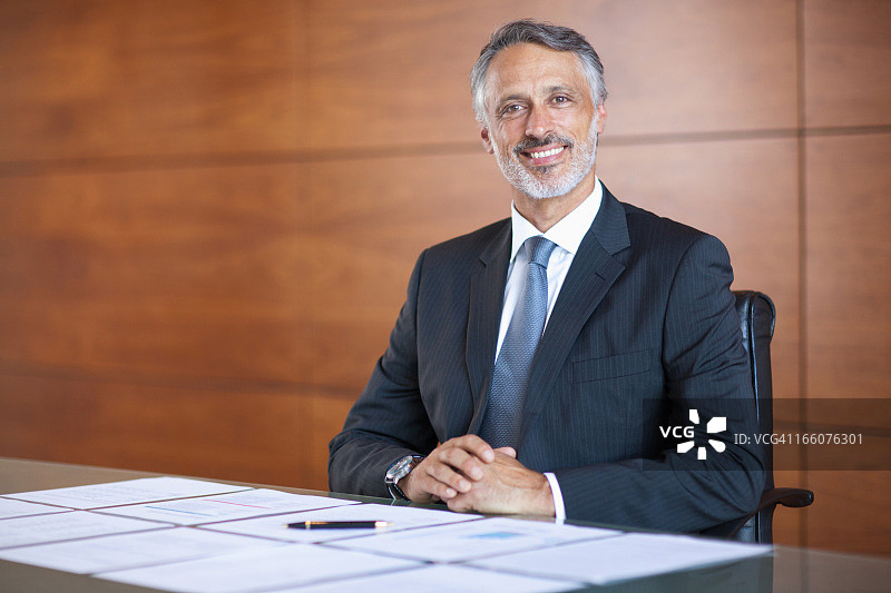 微笑的商人肖像图片素材