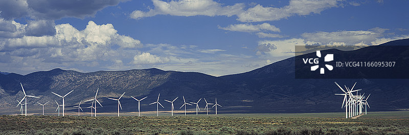 风力发电机和山脉天空图片素材