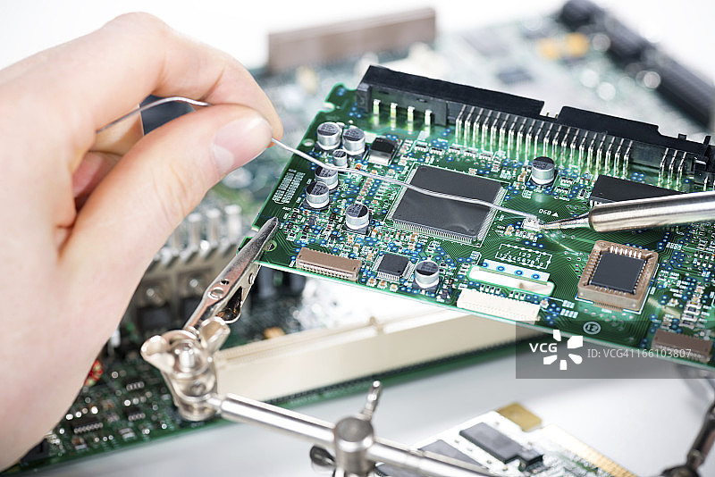 技术员焊接元件图片素材