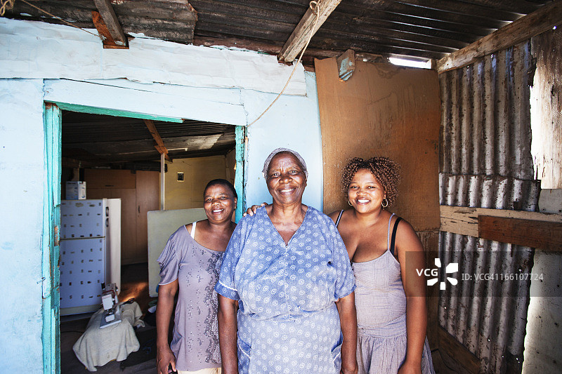 在自家住宅外的非洲妇女图片素材