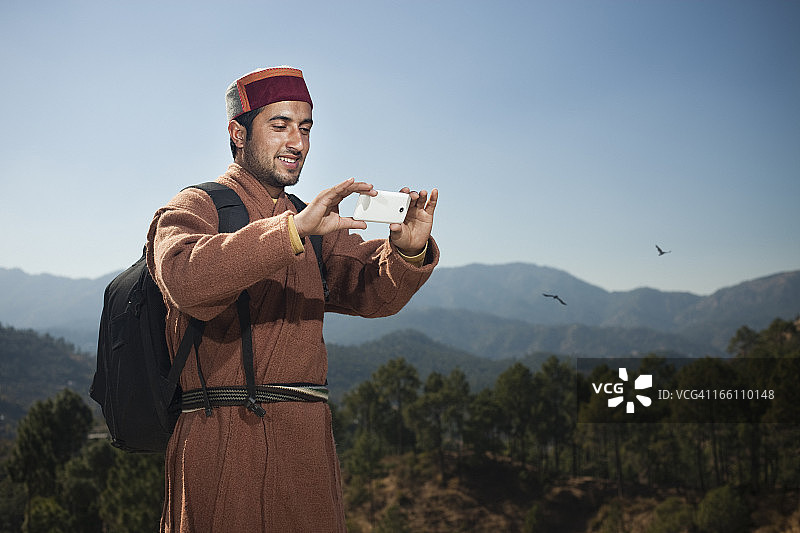 喜马偕尔邦民众：游客用手机拍照图片素材