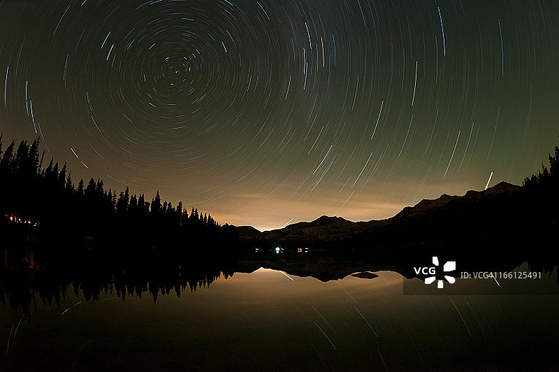 加利福尼亚州内华达山脉赖特斯湖的星迹图片素材