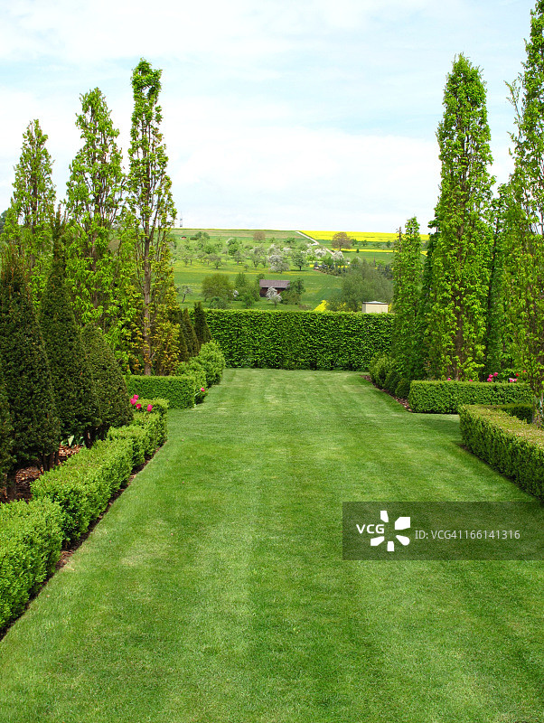 春日里的美丽花园图片素材