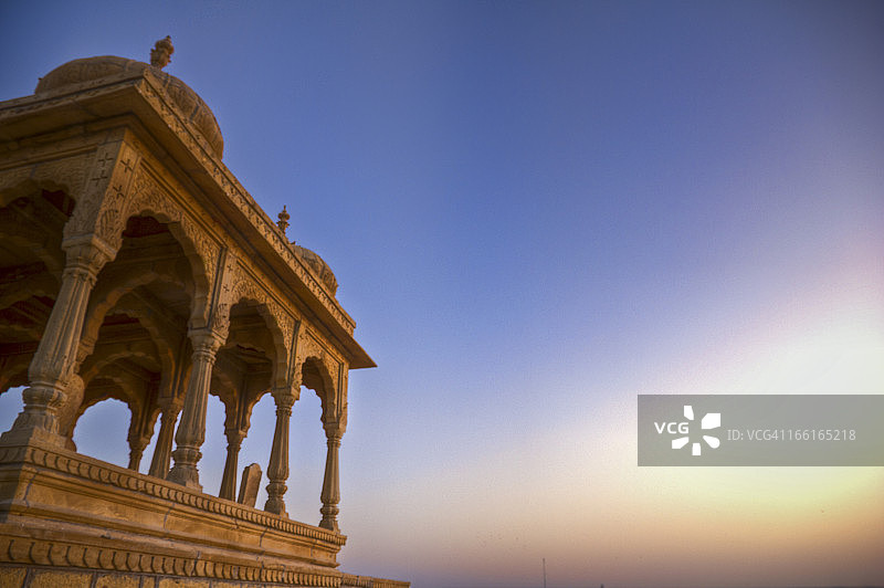 斋沙默尔纪念碑旁的日落图片素材