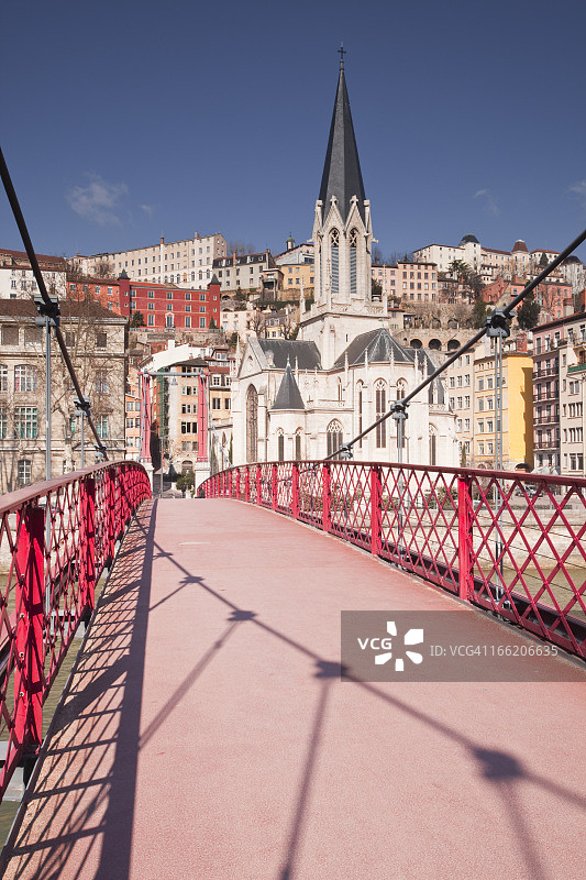 圣乔治人行天桥和教堂图片素材
