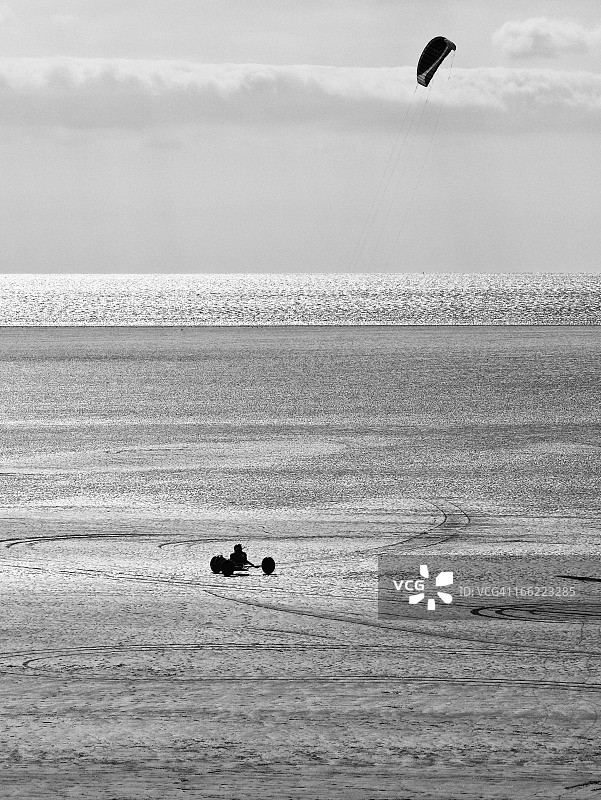 沙滩上的帆船图片素材