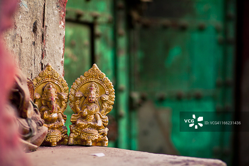 绿色大门处的金色印度教雕像图片素材