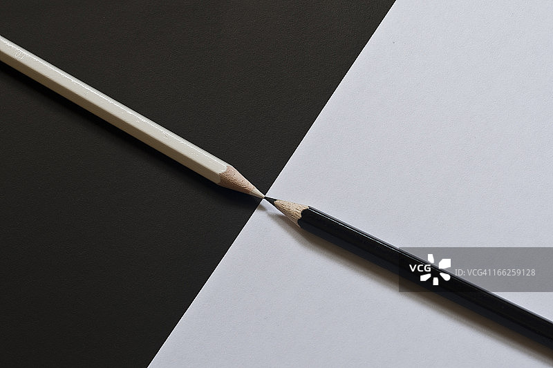 两个世界，一个吻图片素材