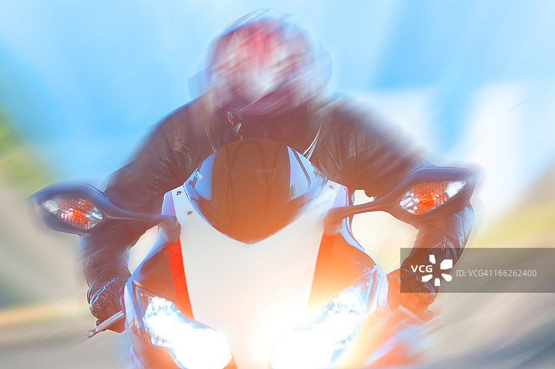 男子骑摩托车模糊图图片素材
