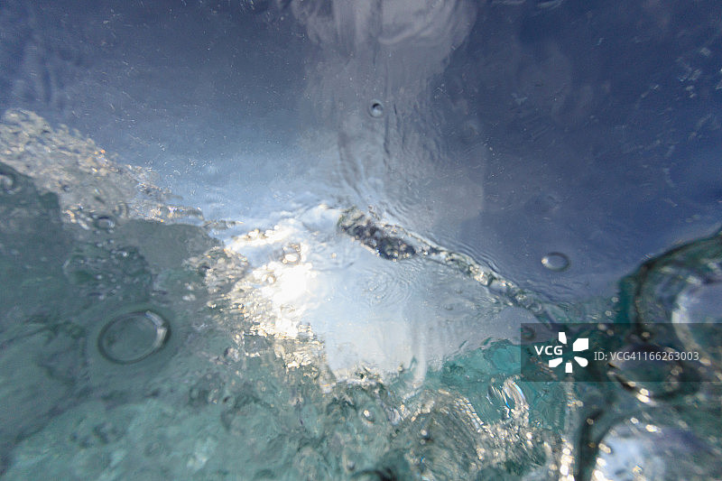 水下视角下的海浪图片素材