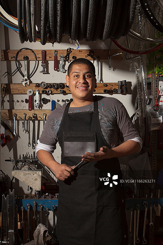 在自行车店里微笑的技工图片素材