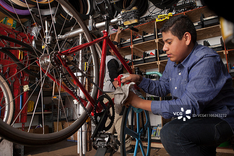 在自行车店工作的技工图片素材