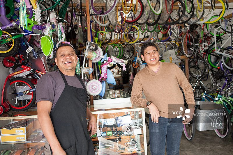 自行车店里微笑的机械师图片素材